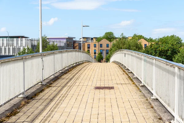 Verlassene Fußgängerbrücke Über Eine Hauptverkehrsstraße Einem Wohnviertel Einem Sonnigen Sommertag — Stockfoto