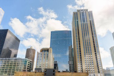 Chicago şehir merkezindeki ofis ve yerleşim yerleri parçalı bulutlu bir bahar sabahı. Illinois, ABD.