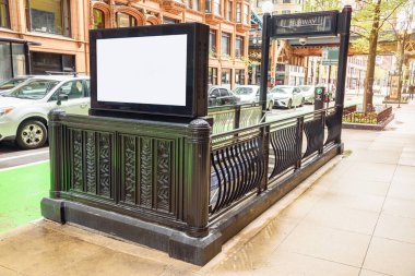 Güneşli bir bahar gününde Chicago 'da metro boş bir monitörle kaydediliyor. Arka planda yüksek raylar ve geleneksel yüksek binalar var. Chicago, IL, ABD.