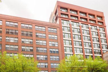 Bulutlu bir bahar gününde eski tuğla sanayi binası çatı katına dönüştürüldü. Chicago, IL, ABD.