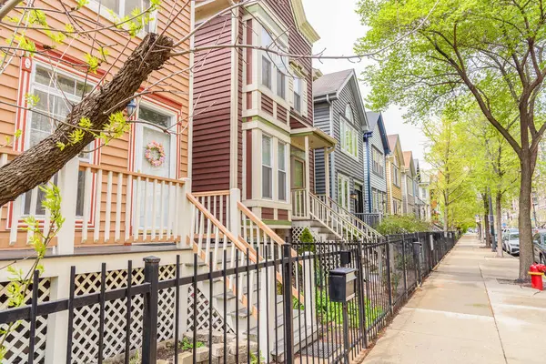 Traditional Pastel Coloured Wooden Detached Houses Tree Lined Sidewalk Chicago — Stock Photo, Image