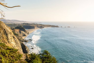 Sonbaharda günbatımında Kaliforniya 'nın engebeli kıyılarının görkemli manzarası. Big Sur, CA, ABD.