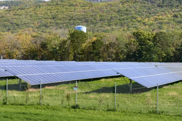 Солнечная Электростанция Рядами Солнечных Панелей Лесистом Горном Ландшафте Осенью Catskill Лицензионные Стоковые Фото