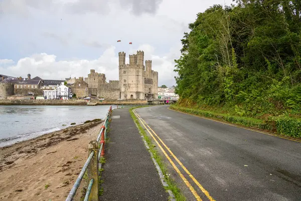 Карнарфон Уэльс Великобритания Июля 2023 Вид Замок Набережную Расположенный Берегу Лицензионные Стоковые Изображения