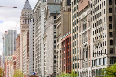 Chicago şehir merkezindeki büyük bir yol boyunca geleneksel ve modern yüksek binaların sıraları. Illinois, ABD.