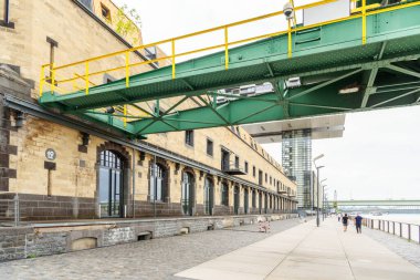 Eski depolar nehir boyunca bir patika boyunca ofislere dönüştürüldü. Köln, Almanya.