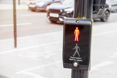 Şehir merkezindeki işlek bir cadde boyunca kırmızı bir bekleme işareti bulunan yaya geçidi işaretini kapatın. Liverpool, İngiltere, İngiltere.