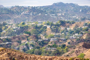 Güneşli bir sonbahar gününde Los Angeles 'taki tepedeki evler ve villalar. Kaliforniya, ABD.