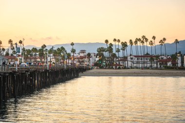 Santa Barbara, CA - 16 Ekim 2022: Sunset 'te Stearns Wharf kalabalık ve liman bölgesi. Santa Barbara 'nın en ikonik simgelerinden biri olan Stearns Wharf, Kaliforniya' nın en eski rıhtımlarından biridir..