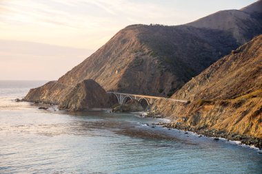 Sonbaharda günbatımında kıyı yolu boyunca kemer köprüsü. Kaliforniya eyalet rotası 1, Big Sur, CA, ABD.