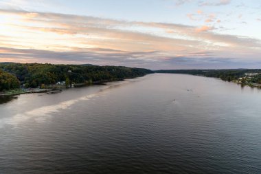 Sonbaharda alacakaranlıkta dramatik gökyüzü altında güçlü Hudson nehri. Poughkeepsie, New York, ABD.
