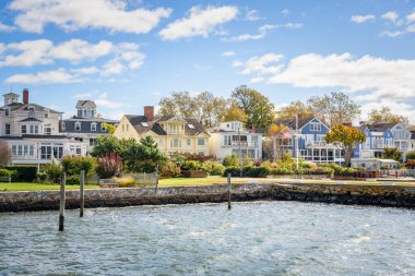 Güneşli bir sonbahar gününde geleneksel rıhtım evleri. Stonington, CT, ABD.