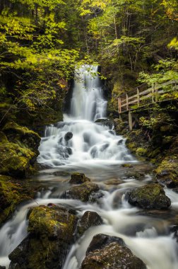 Sonbaharda Fundy Ulusal Parkı 'ndaki Dickson Şelalesi manzarası. New Brunswick, Kanada.