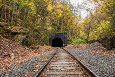 Bulutlu bir sonbahar gününde dağda demiryolu tüneli. Hoosac Tüneli, MA, ABD.