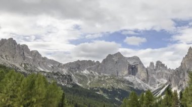 Sonbaharda Dolomitler 'deki Catinaccio dağlarında hareket eden bulutlar