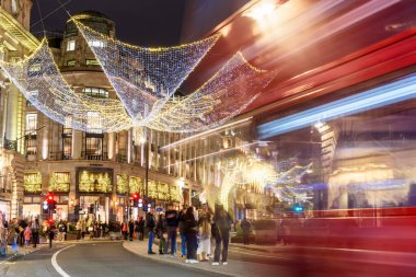 Londra, İngiltere - 2 Aralık 2024: Regent Caddesi 'ndeki insanlar Noel ışıklarının ve dekorasyonların fotoğraflarını çekiyor
