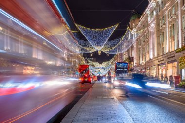 Londra, İngiltere - 2 Aralık 2024: Regent caddesinde Noel ışıklarıyla süslenmiş yoğun trafik