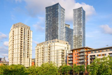 Güneşli bir yaz gününde Manchester 'da modern apartman ve kuleler. İngiltere, İngiltere.