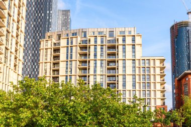 Güneşli bir yaz gününde modern bir apartmanın düşük açılı görüntüsü. Castlefield, Manchester, İngiltere, İngiltere.