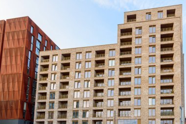 Yazın alacakaranlıkta yeni bir apartmanın alçak açılı görüntüsü. Manchester, İngiltere, İngiltere.