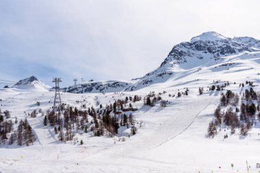 Parçalı bulutlu bir günde İsviçre Alplerinde terk edilmiş kayak koşuları. Diavolezza, İsviçre.