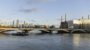 Thames nehrinden geçen bulutlar Londra, İngiltere 'deki Chelsea köprüsünden, kışın gün batımında - zaman aşımı