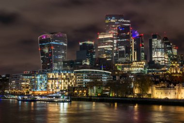 Londra şehrinin kışın gökyüzüne bakan gece manzarası. İngiltere, İngiltere.