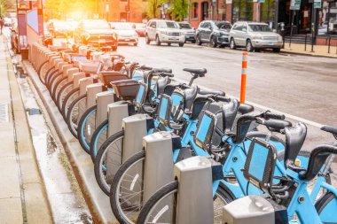 Baharda meydana gelen fırtınadan sonra Chicago şehir merkezindeki bir cadde boyunca bulunan bir rıhtım istasyonunda bisiklet paylaşımı. Illinois, ABD.