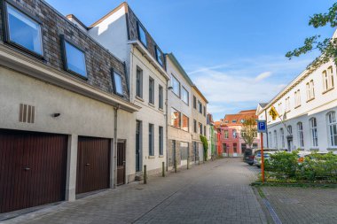 Açık bir yaz gününde ıssız bir cadde boyunca modern kasaba evleri. Gent, Belçika.
