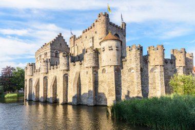 Güneşli bir yaz gününde Gent şehir merkezinde bir nehir boyunca tarihi şato. Flanders, Belçika.