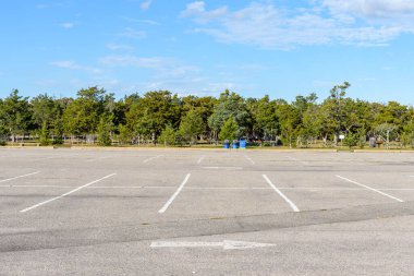 Açık bir sonbahar gününde parkta boş bir otopark. Long Isand, New York, ABD.