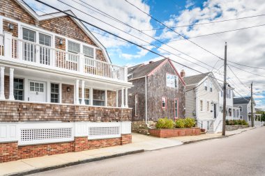 Parçalı bulutlu bir sonbahar sabahında Connecticut 'ta tarihi bir şehir merkezinde terk edilmiş bir cadde boyunca geleneksel ahşap evler. Stonington, CT, ABD.