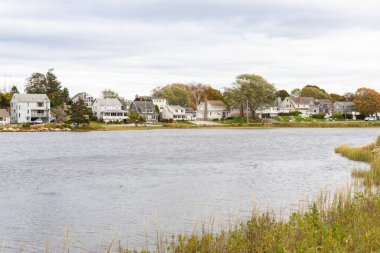 Bulutlu bir sonbahar gününde Connecticut 'ta bir göl kenarındaki yerleşim bölgesi. Groton, CT, ABD