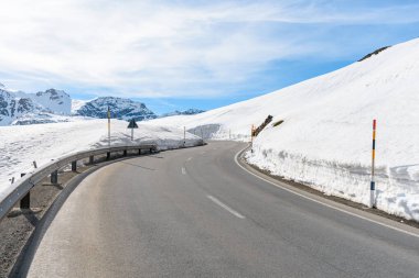 Bir dağ geçidinden geçen yüksek dağlık bir yol. Bernina Geçidi, İsviçre.