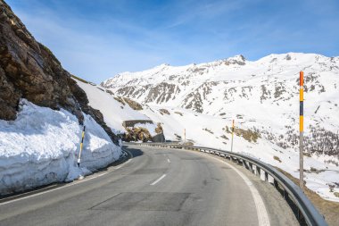 Bernina Geçidi güneşli bir bahar günü. İsviçre.
