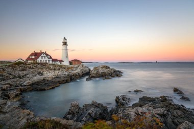Sonbaharda alacakaranlıkta açık gökyüzünün altındaki Portland Baş Feneri 'nin görkemli manzarası. Cape Elizabeth, Portland, ME, ABD.