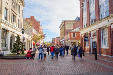 Salem, MA - 28 Ekim 2024 Essex Caddesi 'nde güneşli bir sabahta kalabalık. Salem, Büyük Boston 'un kuzey kıyısında tarihi bir sahil kentidir ve 1692' deki cadı mahkemeleriyle ünlüdür..