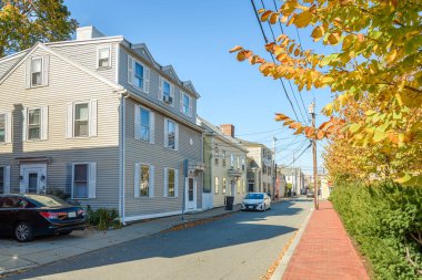 Terkedilmiş cadde, açık bir sonbahar gününde geleneksel ahşap evlerle dolu. Salem, MA, ABD.