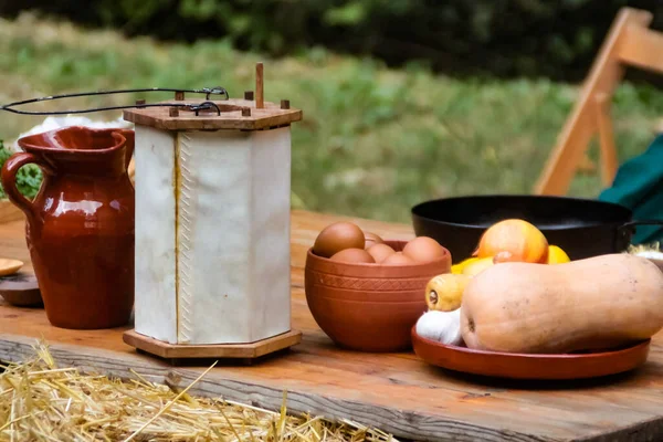 Masadaki tencerede yemek pişirmek.