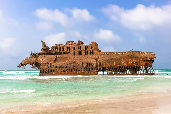 Denizde sıkışmış eski paslı gemi..