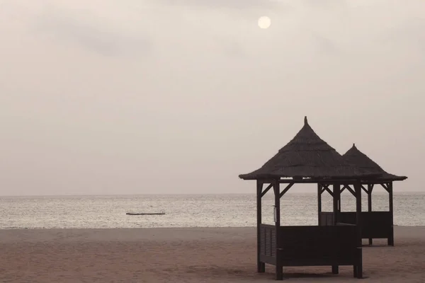  Gün batımında Sal Adası sahilinde Bali kulübeleri