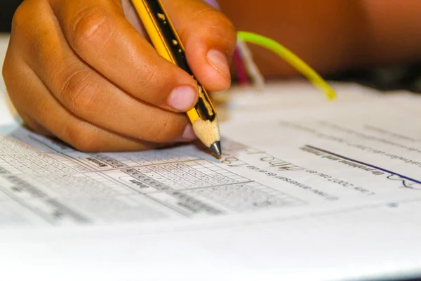 Kapat - bir kişinin kağıda el yazısıyla yazması