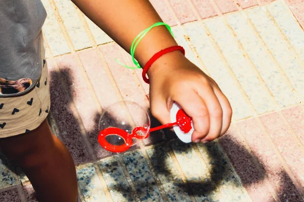 Kız kırmızı değirmenle oynuyor.