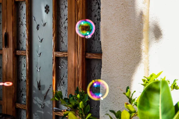 Parktaki ahşap arka planda sabun köpükleri