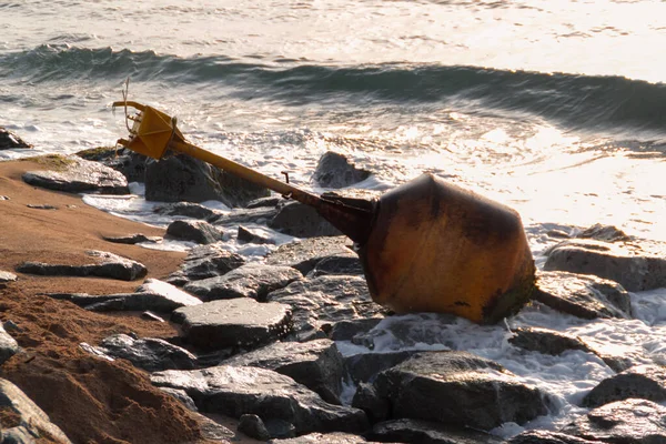 岩に打ち寄せる海の波 — ストック写真