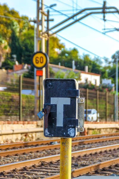 Tren istasyonunda tren tabelası