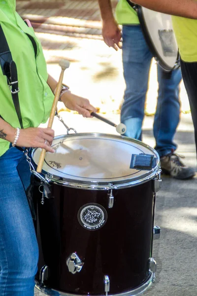 Sokak müzisyeni müzik etkinliğinde davul çalıyor.