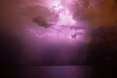 Bulutlu güzel aydınlatma gökyüzü