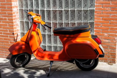 turuncu arka planı olan turuncu scooter.