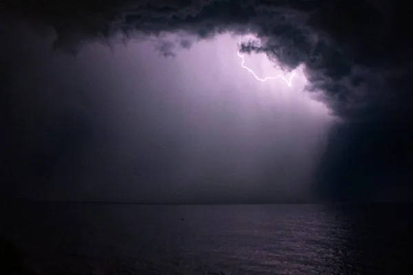 夜空の暗い嵐の雷 — ストック写真